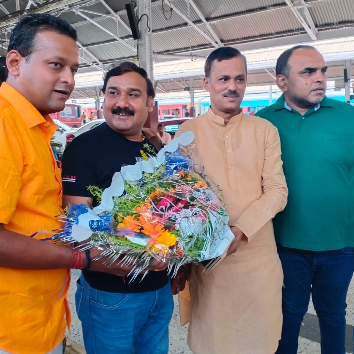 gopalraisinger's tweet photo. परशुराम जयंती समारोह के लिये कोलकाता पहुंचने पर आयोजक बन्धुओं द्वारा स्वागत किया गया।
धन्यवाद आप सभी का इस प्यार के लिए
जय भोजपुरी https://t.co/LcjrRjobPd