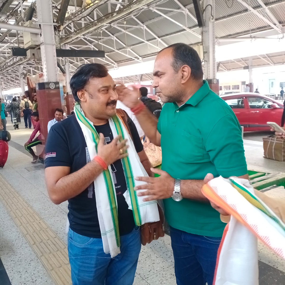 gopalraisinger's tweet photo. परशुराम जयंती समारोह के लिये कोलकाता पहुंचने पर आयोजक बन्धुओं द्वारा स्वागत किया गया।
धन्यवाद आप सभी का इस प्यार के लिए
जय भोजपुरी https://t.co/LcjrRjobPd