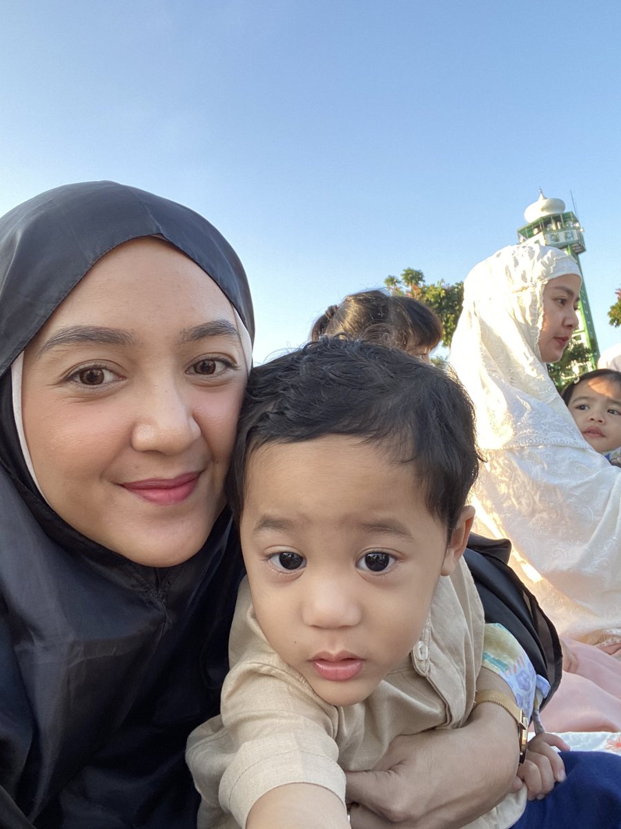aghnian's tweet photo. pertama kali di bawa solad eid.. sebenernya tau bakal ngamuk tp ya udhlah di coba aja. ternyata nangis dari awal sampe akhir dan berakhir muntah :(( maafin bibu ya sayangku 😭 pengalaman pertama ku dan pengalaman pertama syed jg https://t.co/5cYuH5rSce