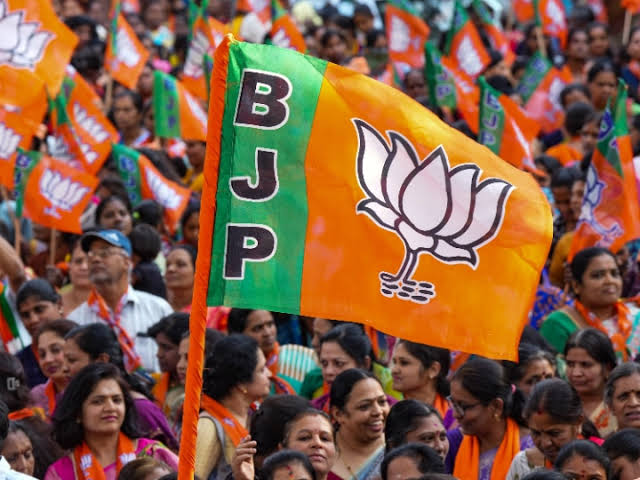 SampatOfficial's tweet photo. राजस्थान में कोई भाजपा नहीं है।
छत्तीसगढ़ में कोई भाजपा नहीं है।
बंगाल में कोई भाजपा नहीं है।
केरल में कोई भाजपा नहीं है।
आंध्र में कोई भाजपा नहीं है।
झारखंड में कोई भाजपा नहीं है।
दिल्ली में भाजपा नहीं है।
बिहार में कोई भाजपा नहीं है।
तमिलनाडु में भाजपा नहीं है।
पंजाब में कोई भाजपा नहीं है।
उड़ीसा में कोई भाजपा नहीं।
कश्मीर में कोई भाजपा नहीं है।
तेलंगाना में कोई भाजपा नहीं है।
हिमाचल में कोई भाजपा नहीं है।
नॉर्थ ईस्ट के तीन राज्यों में बीजेपी नहीं है.

18 राज्यों में भाजपा की सरकारें नहीं हैं।
क्या इन राज्यों के मुख्यमंत्रियों ने अपने राज्यों के लोगों को रोजगार दिया ? क्या इन राज्यों में बेरोजगारी खत्म हुई ? क्या इन राज्यों में भी कम हुई है महंगाई ? भाजपा शासित राज्यों की तुलना में पेट्रोल और डीजल की कीमतें अधिक हैं देश में सबसे महंगा पेट्रोल डीजल राजस्थान में है। क्या इन 18 राज्यों में जनता की समस्याओं का समाधान किया गया है ?

यदि नहीं, तो क्या भाजपा इन राज्यों की समस्याओं का भी समाधान करेगी ? 18 राज्यों में भाजपा की सरकारें नहीं हैं, फिर भी सभी विपक्ष घबराए हुए हैं और एकजुट होकर महंगाई और बेरोजगारी के नाम पर जनता को बेवकूफ बना रहे हैं।पिछले 70 साल से ये विपक्ष शासन कर रहा था, फिर क्या उन्होंने बेरोजगारी और महंगाई को खत्म किया।रूस और यूक्रेन युद्ध के कारण आज दुनिया का हर देश पेट्रोल की कीमतों, मुद्रास्फीति और गेहूं / अनाज की समस्या से जूझ रहा है, क्योंकि यूक्रेन दुनिया के सबसे अधिक गेहूं का उत्पादन करता था, यूरोप और अरब देशों की हालत बहुत खराब है, और हम सभी जानते हैं कि फ्री केई रेवडी के कारण श्रीलंका और वेनेजुएला के साथ क्या हुआ है

और ये विपक्ष चाहता है कि आम जनता को लूटने के लिए किसी भी राज्य में बीजेपी का राज न आए.

जिस दिन 18 राज्यों में भाजपा की सरकार आएगी, उस दिन नस्लवादी पार्टी कांग्रेस हो या कोई और पार्टी, उनका भ्रष्ट तंत्र बदल जाएगा, और जनता को फर्क पता चल जाएगा। यही कारण है कि ये कामी और वामी भाजपा से डरे हुए हैं। हिंदू पिछले 1300 वर्षों से संघर्ष कर रहा है। और भाजपा को हराने के लिए सभी दल हमारे देवताओं, हमारी जातियों, हमारे ग्रंथों, हमारे संतों पर आक्रामक हो गए हैं। ये लोग हम हिंदुओं को तीन मुद्दों में बांट रहे हैं, महंगाई, बेरोजगारी और अंध विश्वास के आधार पर बांटना चाहता है खासतौर से हिंदू युवाओं के लिए क्योंकि जीत और हार के बीच का अंतर केवल 2% -5% मतदान है, और हिंदू युवा वोट (18-30 साल के वोट) 5% से 10% है उनकी चाल बहुत गहरी और घातक है, हम हिंदू समझ नहीं पा रहे हैं। अब हम करोड़ों हिंदुओं को अपने वोट की ताकत से इन बदमाशों, गद्दारों, धर्म विरोधियों के मंसूबों को खत्म करना होगा। 

सभी हिंदुओं �� से निवेदन है कि अपने परिवार को जगाएं और धर्म की जय हो अधर्मियों का नाश करो, जानवरों में सद्भावना हो, विश्व का कल्याण हो, सत्य सनातन धर्म की जय हो, भारत माता की जय हो.
@narendramodi @BJP4India