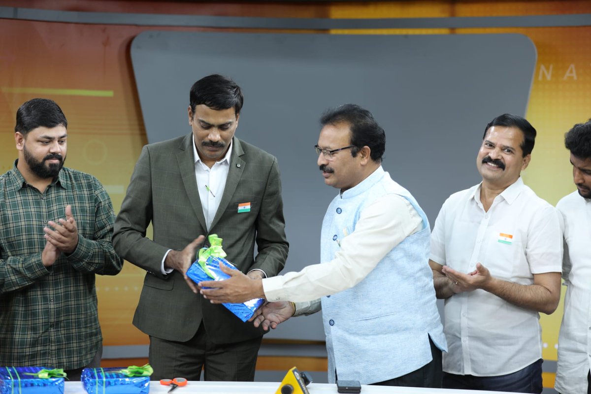 Prime9NewsCEO's tweet photo. ప్రైమ్ 9 CEO పైడికొండల వెంకటేశ్వర రావు గారు

#Prime9news #prime9 #prime9ceo #prime9newsceo #prime9newsCEOPVenkateswaraRao https://t.co/p7eHvf94zE