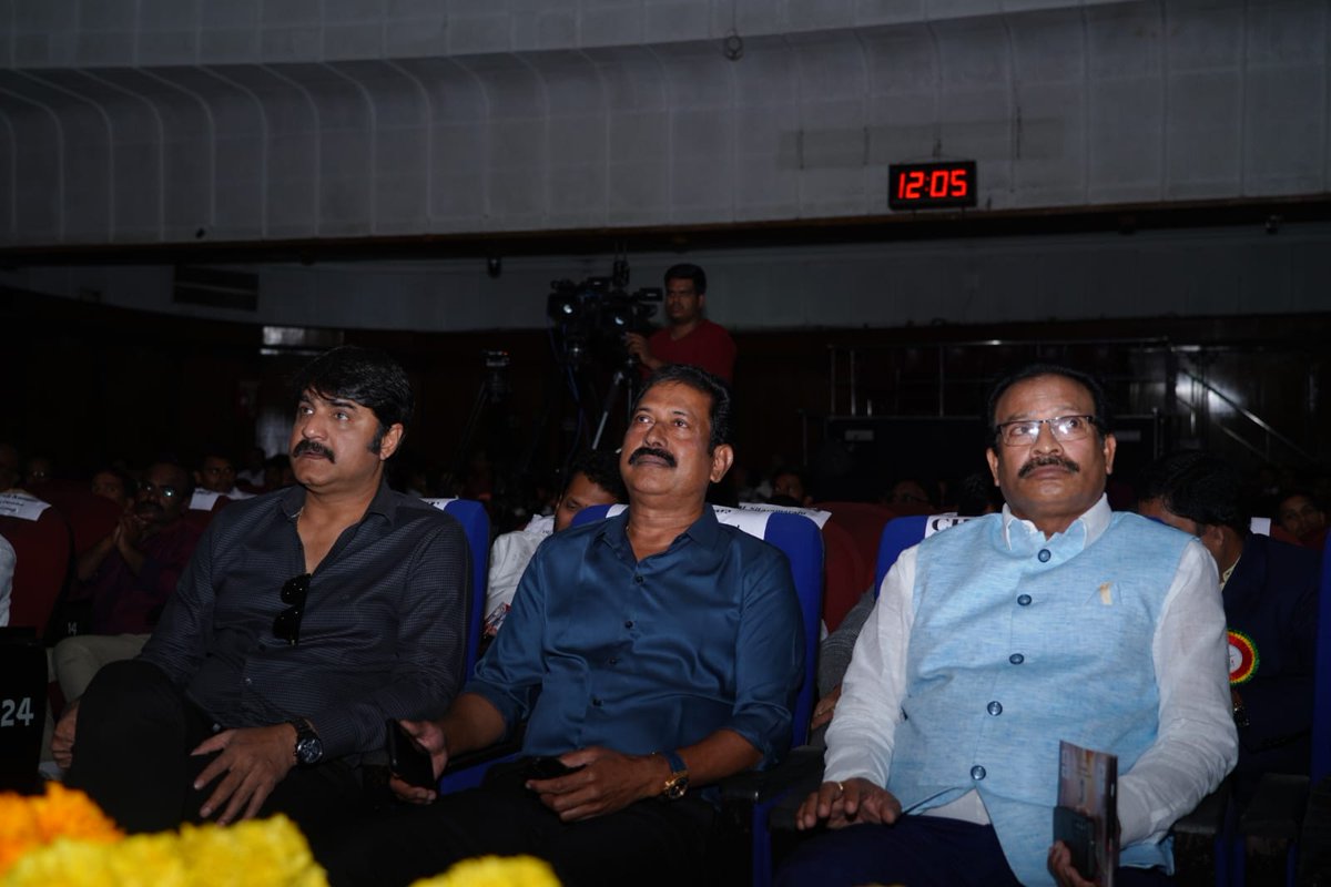 Prime9NewsCEO's tweet photo. ప్రైమ్ 9 CEO పైడికొండల వెంకటేశ్వర రావు గారు

#Prime9news #prime9 #prime9ceo #prime9newsceo #prime9newsCEOPVenkateswaraRao https://t.co/p7eHvf94zE
