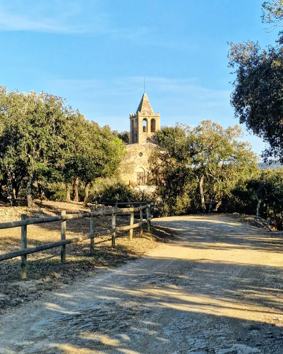 ricardrigall's tweet photo. Sant Cebrià de Lledó (o els Metges). #elsmetges #santcebriàdelledó #santsadurnídelheura #baixempordà #bicicleta #gravel #primavera2023 https://t.co/ENYhYNbkku