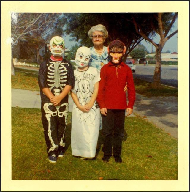 They don’t make #Halloween costumes like they used to, look at the quality of the old lady mask here 🎃🤭