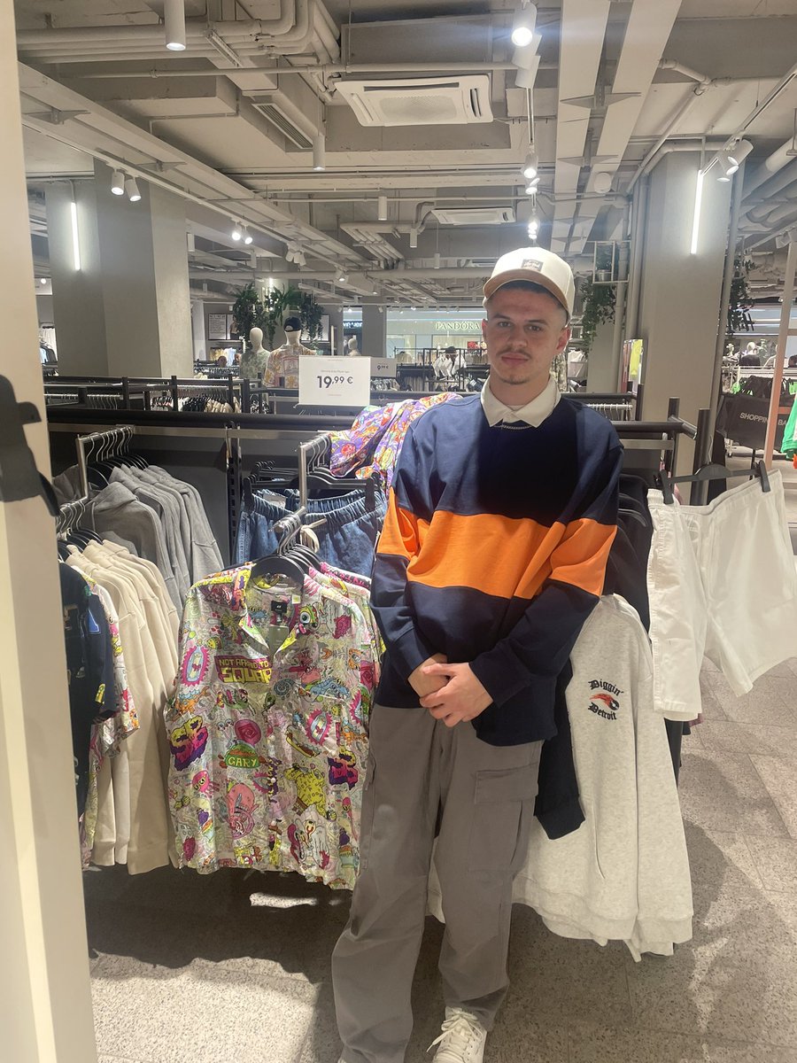 ⬅️or➡️
Sponsored by : <a href="/hmusa/">H&M USA</a>