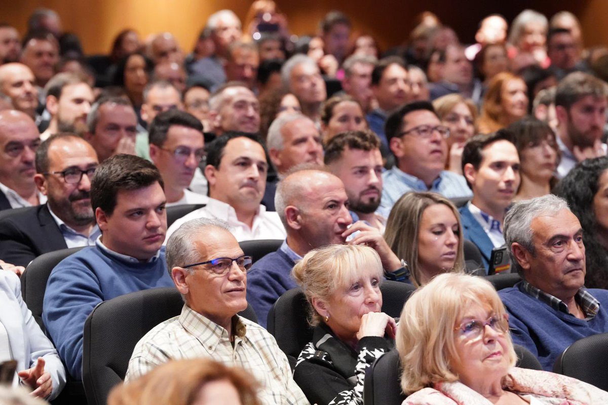 🔵 Hoy presentamos con @alferma1 a todos los candidatos que ganarán el futuro de la provincia de #Valladolid. ✔️ 234 mujeres y hombres con vocación de servicio hacia sus vecinos. #EntreTodos seguiremos haciendo de #Valladolid una #TierraDeOportunidades.