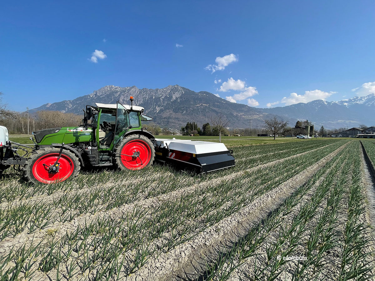 Mit der kamera- und sensorgesteuerten präzisen Pflanzenschutzmittel-Behandlung von Gemüsekulturen lassen sich die eingesetzten Sprüh-Mengen massiv reduzieren. Im Interview erklärt Bernhard Läubli von Bucher Landtechnik, wie und wo es funktioniert. eppenberger-media.ch/spotspraying-i…