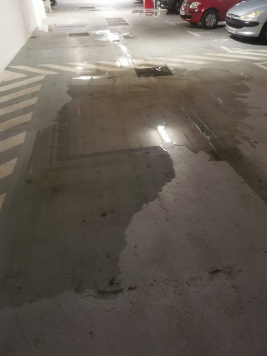CollectAlbatros's tweet photo. Nouvelle inondation de nuit au parking avec le réseau d’évacuation encore bouché. Intervention d’un poids lourd pour pomper en urgence. Intervention des pompiers suite à des émanations de très fortes mauvaises odeurs dans les 2 immeubles et la rue. 2ème semaine de cauchemar https://t.co/2TGRaCYCnM