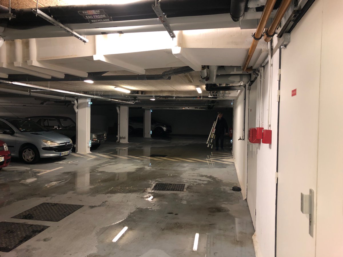 CollectAlbatros's tweet photo. Nouvelle inondation de nuit au parking avec le réseau d’évacuation encore bouché. Intervention d’un poids lourd pour pomper en urgence. Intervention des pompiers suite à des émanations de très fortes mauvaises odeurs dans les 2 immeubles et la rue. 2ème semaine de cauchemar https://t.co/2TGRaCYCnM