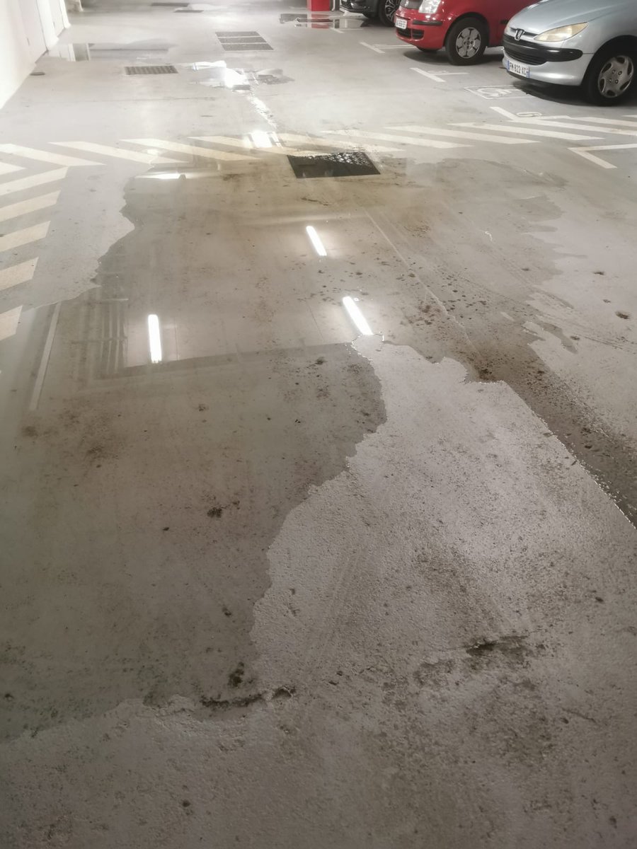 CollectAlbatros's tweet photo. Nouvelle inondation de nuit au parking avec le réseau d’évacuation encore bouché. Intervention d’un poids lourd pour pomper en urgence. Intervention des pompiers suite à des émanations de très fortes mauvaises odeurs dans les 2 immeubles et la rue. 2ème semaine de cauchemar https://t.co/2TGRaCYCnM