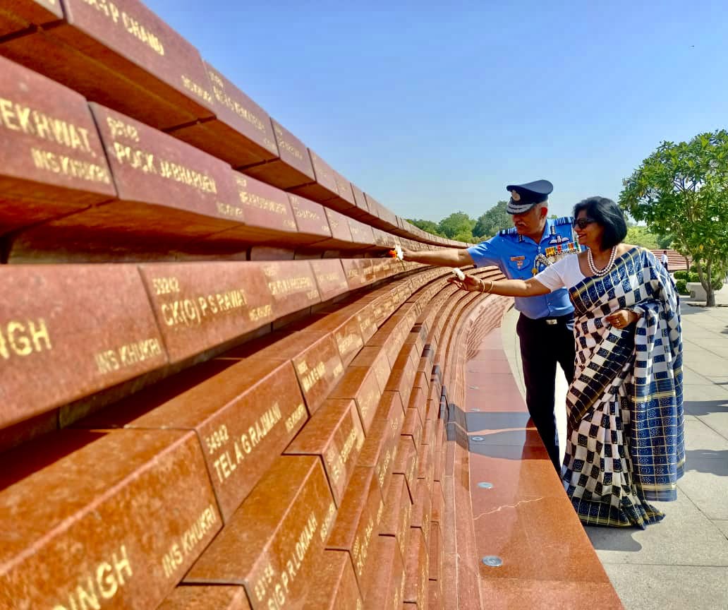 salute2soldier's tweet image. On his superannuation after rendering 40 years of #distinguished service, Air Marshal Vikram Singh, AVSM,VSM, AOC-in-C, HQ SWAC, paid homage to #fallen #soldiers at #Amar #Jawan #Jyoti in #NationalWarMemorial.
@HQ_IDS_India
@PMOIndia
@rajnathsingh
@IAF_MCC