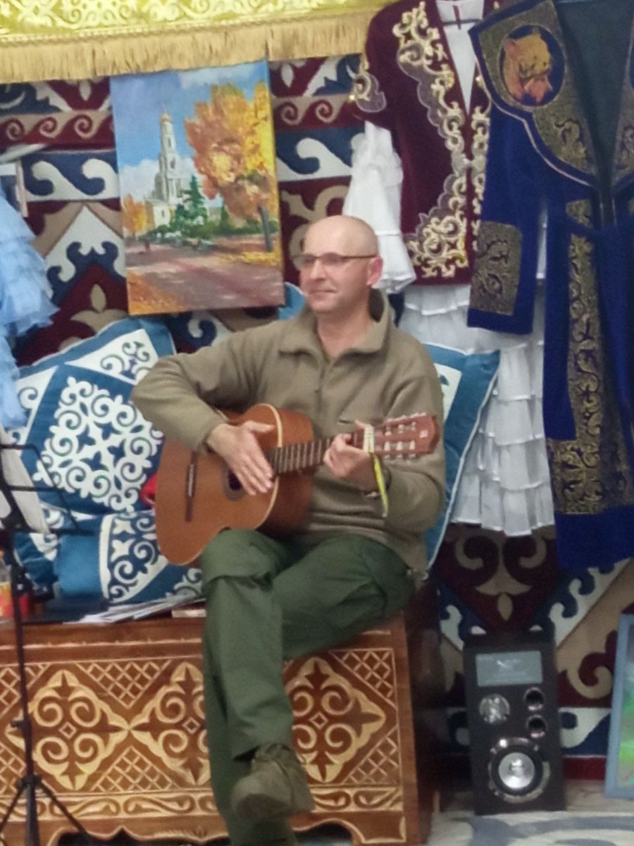 hobd21's tweet photo. Харківська обласна бібліотека для дітей долучилась до зустрічі з воїном та поетом Олегом Бородаєм. Він добровольцем пішов на фронт ще 2014 року. За фахом вчитель, Олег на війні почав писати вірші та спогади, які згодом надрукував.  https://t.co/r6jMFh84BK https://t.co/ZZJKEvv9Wc