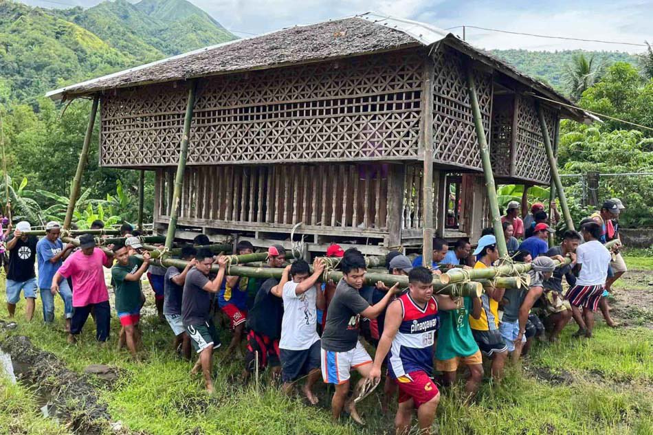 Arudmag's tweet photo. This is bayanihan. Everyone doing their share, equal load, same objectives,same goals, everyone helping. A community of folk people with mutual commitment to help 1 household. https://t.co/4g6zoHaocx