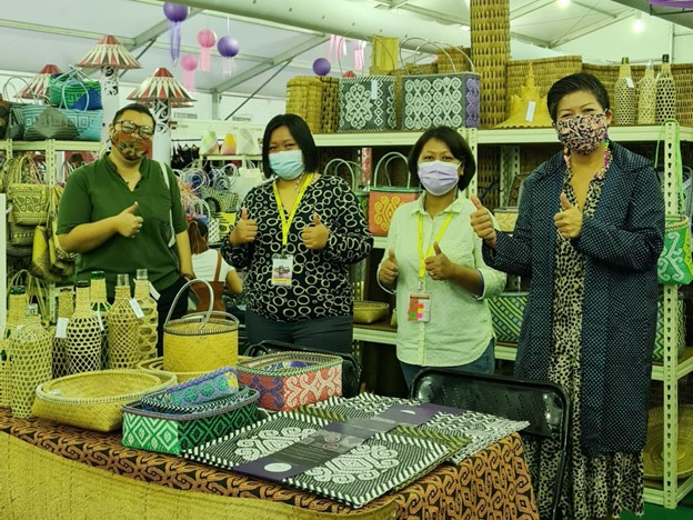 my_British's tweet image. Focused on elevating local crafts, The Ranee of Sarawak took on the grant opportunity to improve production and marketing sustainability of local craft making communities.

Learn more about it at:
britishcouncil.my/programmes/art…

#CraftingFutures #DigitalCraftToolkit #CraftEntrepreneurs