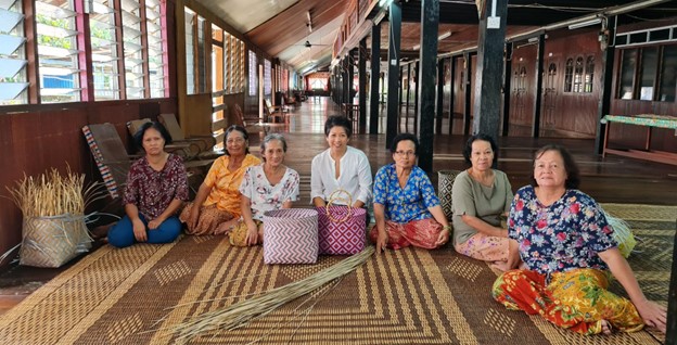 my_British's tweet image. Focused on elevating local crafts, The Ranee of Sarawak took on the grant opportunity to improve production and marketing sustainability of local craft making communities.

Learn more about it at:
britishcouncil.my/programmes/art…

#CraftingFutures #DigitalCraftToolkit #CraftEntrepreneurs