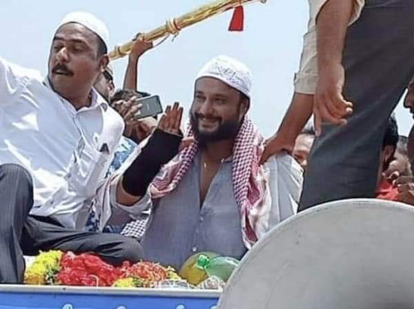 Darshancults07's tweet photo. ನಾಡಿನ ಸಮಸ್ತ ಮುಸ್ಲಿಂ ಬಾಂಧವರಿಗೆ ಪವಿತ್ರ
ರಂಜಾನ್ ಹಬ್ಬದ ಹಾರ್ಧಿಕ ಶುಭಾಶಯಗಳು.. ❤️💐
#onenationmanyfestivities #weareallone #dboss @dasadarshan https://t.co/si5BFhzHk9