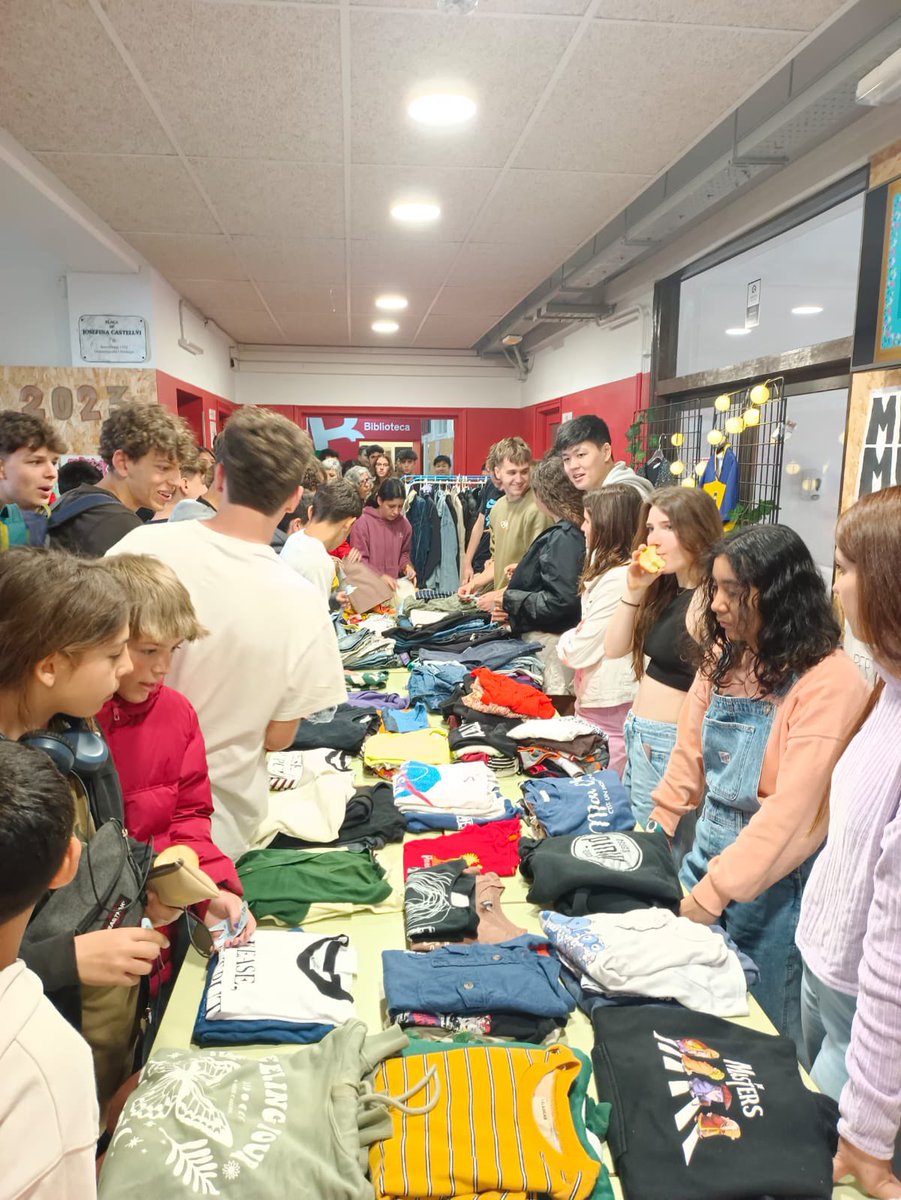 InsMontserrat's tweet photo. 👕👖👗👚Mercamunsa, mercat d'intercanvi de roba, iniciativa dels alumnes de 1r de batxillerat.
“El teu armari serà feliç i el planeta estarà agraït”🌍🌱♻️ https://t.co/GRd03LpDcM