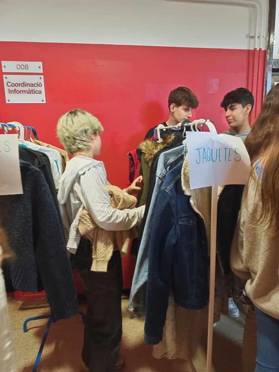 InsMontserrat's tweet photo. 👕👖👗👚Mercamunsa, mercat d'intercanvi de roba, iniciativa dels alumnes de 1r de batxillerat.
“El teu armari serà feliç i el planeta estarà agraït”🌍🌱♻️ https://t.co/GRd03LpDcM