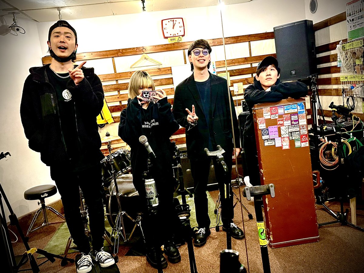 RIOTJUNCTION's tweet photo. 【明日】

久しぶりの京都です、
よろしくお願いします◎

サポートは特別編成赤青コンビです❤️💙
Gt.@em_keita 
Ba.@aoi804 

チケット予約受付中📨💞 https://t.co/KPaIs6JOQg