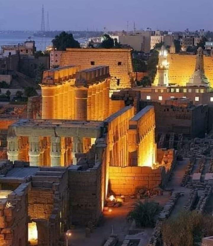 historytime4you's tweet photo. Amazing night view of Luxer Temple..
#luxer #Temple #Egypte https://t.co/AWasKP6Ab4