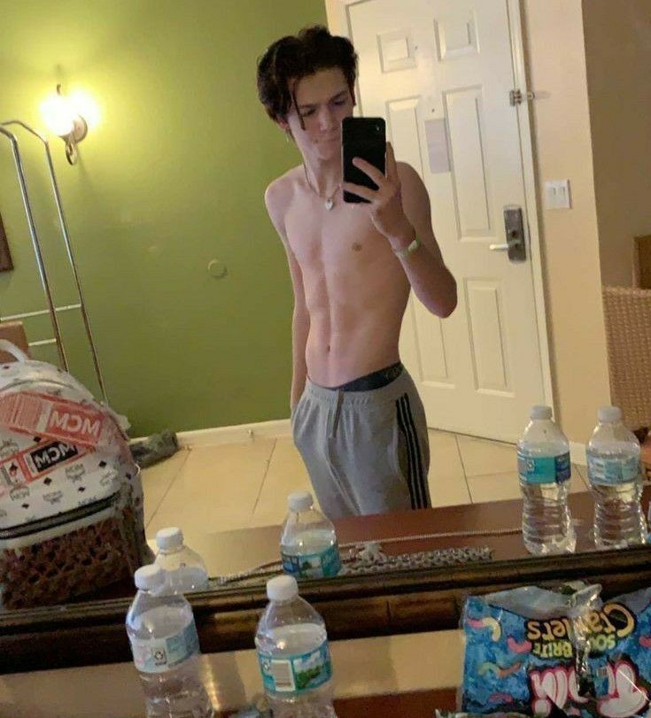 STARLlGHTBOY's tweet photo. ㅤ
ㅤ
ᅟᅟᅟᅟᅟㅤㅤSe esse tweet passar na sua timeline, quote com uma selfie no espelho.
ㅤ
ㅤ https://t.co/6yBnMqPDWo