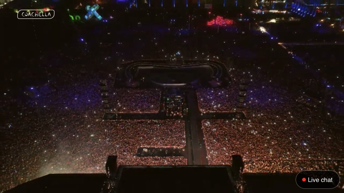 AccessBadBunny's tweet photo. The crowd for Bad Bunny headlining for his second week in Coachella. 🎡🐰 https://t.co/HHqzNJqy0U