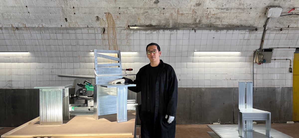 axismag's tweet photo. マテリアルサイクル「 FLOW 」シリーズをワークショップ形式で出展する山本大介さん。#MilanDesignWeek #DROPCITY https://t.co/O93uSY7rb1