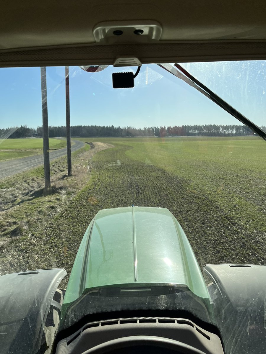 Lantbruket gör ju aldrig något för miljön, sägs det. Idag sår jag 1 hektar 3m blommande remsor runt våra fält. För bin och sånt.