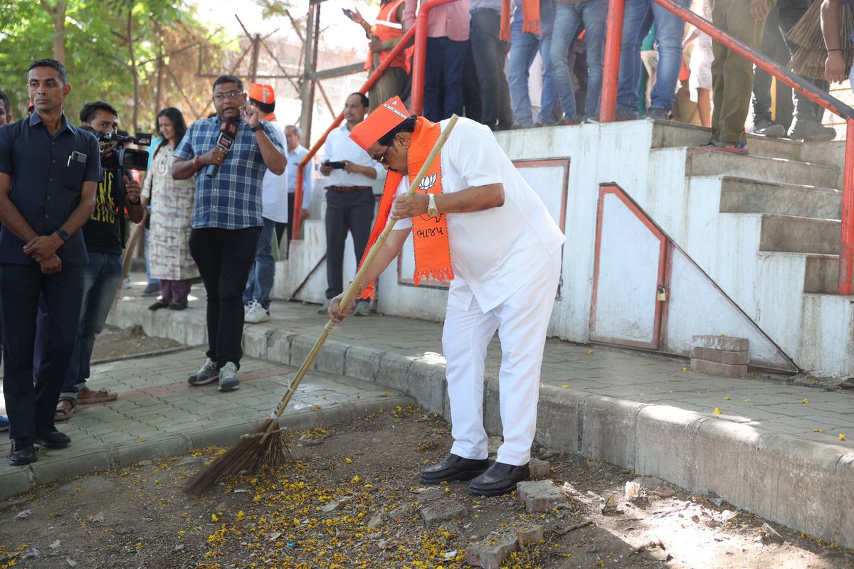 CRPaatil's tweet photo. માનનીય પ્રધાનમંત્રી શ્રી @narendramodi સાહેબે “સ્વચ્છ ભારત” અભિયાનની શરૂઆત કરી હતી, આ અભિયાન અંતર્ગત યાત્રાધામ સ્વચ્છતા અભિયાન હા�� ધરાયું, જે નિમિત્તે આજે સુરત મહાનગર ખાતે આવેલા પવિત્ર યાત્રાધામ અંબિકાનિકેતન મંદિર અને એની આજુબાજુનાં સ્થાને કાર્યકર્તાશ્રીઓ સાથે મળી સફાઇ અભિયાન હાથ ધર્યું.