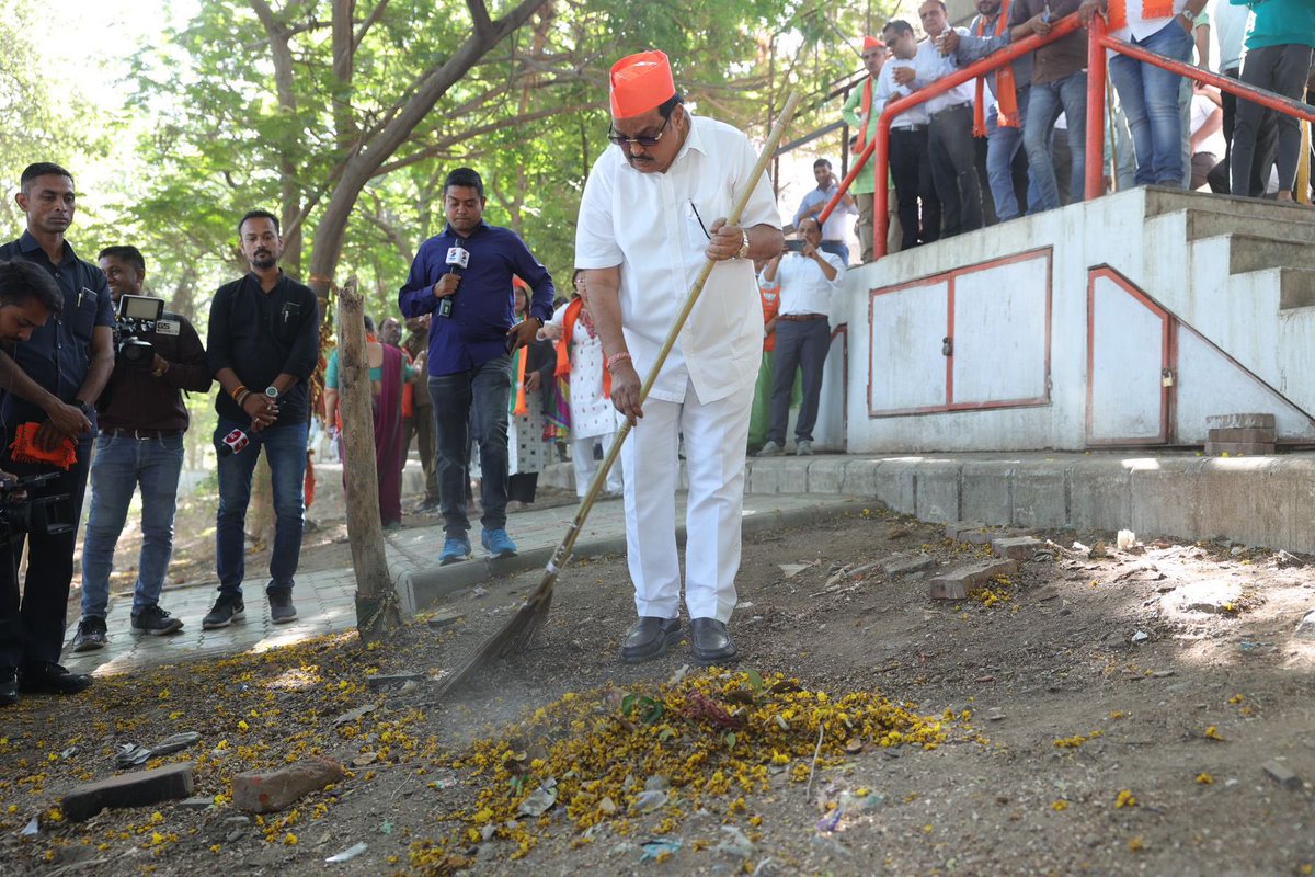 CRPaatil's tweet photo. માનનીય પ્રધાનમંત્રી શ્રી @narendramodi સાહેબે “સ્વચ્છ ભારત” અભિયાનની શરૂઆત કરી હતી, આ અભિયાન અંતર્ગત યાત્રાધામ સ્વચ્છતા અભિયાન હા�� ધરાયું, જે નિમિત્તે આજે સુરત મહાનગર ખાતે આવેલા પવિત્ર યાત્રાધામ અંબિકાનિકેતન મંદિર અને એની આજુબાજુનાં સ્થાને કાર્યકર્તાશ્રીઓ સાથે મળી સફાઇ અભિયાન હાથ ધર્યું.