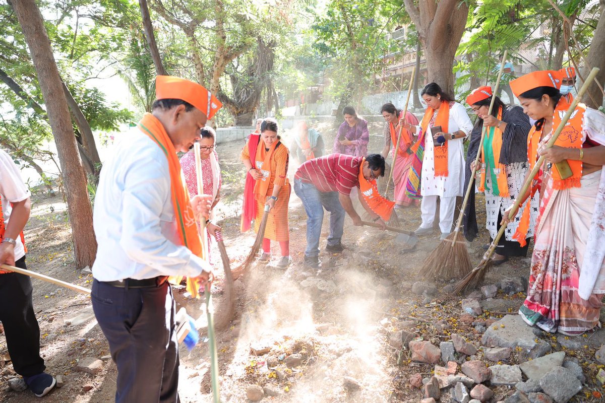 CRPaatil's tweet photo. માનનીય પ્રધાનમંત્રી શ્રી @narendramodi સાહેબે “સ્વચ્છ ભારત” અભિયાનની શરૂઆત કરી હતી, આ અભિયાન અંતર્ગત યાત્રાધામ સ્વચ્છતા અભિયાન હા�� ધરાયું, જે નિમિત્તે આજે સુરત મહાનગર ખાતે આવેલા પવિત્ર યાત્રાધામ અંબિકાનિકેતન મંદિર અને એની આજુબાજુનાં સ્થાને કાર્યકર્તાશ્રીઓ સાથે મળી સફાઇ અભિયાન હાથ ધર્યું.
