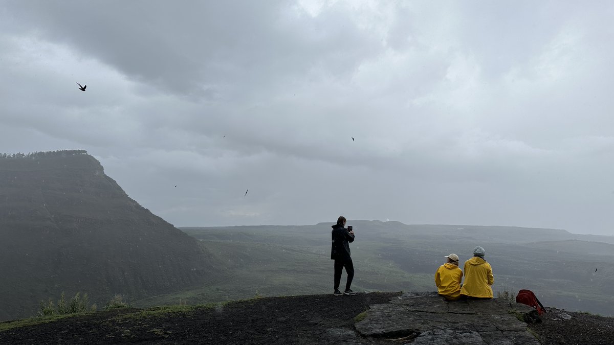 Sanoivat, että reitti olisi aika challenging ja puutteellisesti merkitty. Höpsis, sitä ei ole merkitty lainkaan.
Keniassa on vierähtänyt nyt vuosi. Aika lisätä #ViileätVedet-oppimispäiväkirjaan tuoreita nostoja. 
viileatvedet.fi/njia-bila-isha…