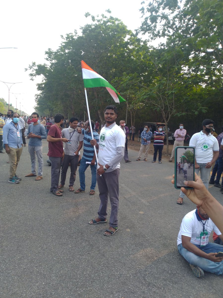 Chandra37313755's tweet photo. ఐరన్ ఓర్ మైన్స్ కాగితాల మీద ఉన్న కంపెనీలకు ఇస్తారు.RINL కు ఇవ్వరు. కొనిపించిన OMDCకి పర్యావరణ  అనుమతులు ఎందుకు ఇవ్వరు? #StopStrategicSaleofVizagSteelPlant
#allotoreminestovizagsteelplant
#800daysofvizagsteelprotest 
@PMOIndia
@ysjagan
@ncbn
@PawanKalyan
@SteelMinIndia
@RINL_VSP https://t.co/RP7TsAFHCj