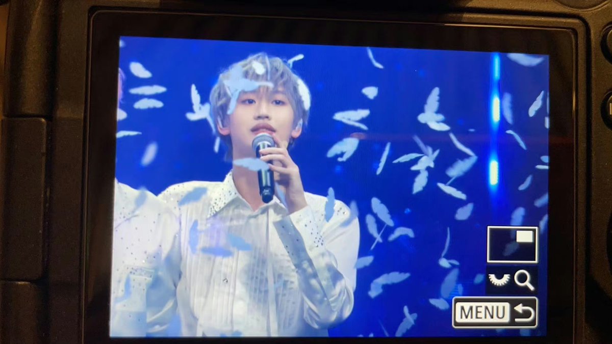 AKXiaoYaYa's tweet photo. เพิ่งเห็น เป้ปอร์ชู้ตเพลง WE ARE THE YOUTH เป็นกระดาษรูปนกกับขนนก
#HappyGraduationAK
#INTO1GROWNUPINSHH https://t.co/PoYJXFnyBG
