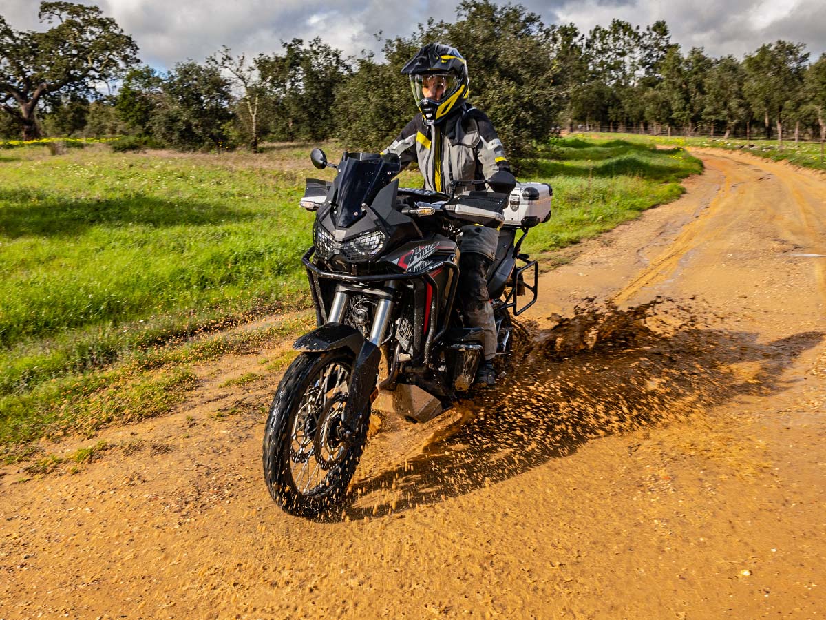TOURATECH's tweet photo. Entdecke jetzt unsere Produkte für deine Honda Africa Twin, von vielseitigen Gepäcklösungen über robuste Protektoren bis hin zu hochwertiger Suspension: https://t.co/5lGNZNBWUo 🏍️
#touratech #madeforadventure #honda #africatwin #protection #zegaevo #offroad #offroadriding https://t.co/N8yr6eKqc3