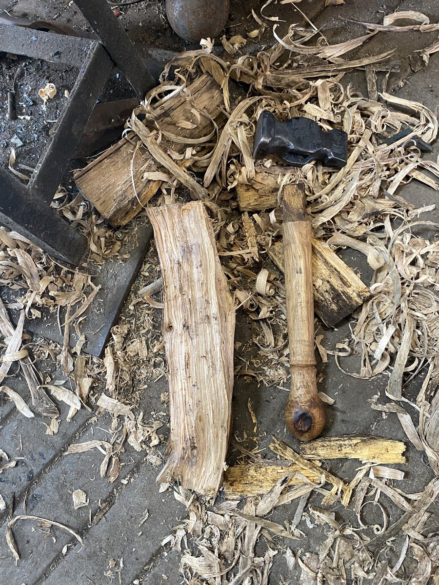 theboundarywood's tweet image. Used the draw knife on a piece of oak firewood to rough shape a handle before finishing on the pole lathe. #handlemaking #craft #letsmakeuniquethings