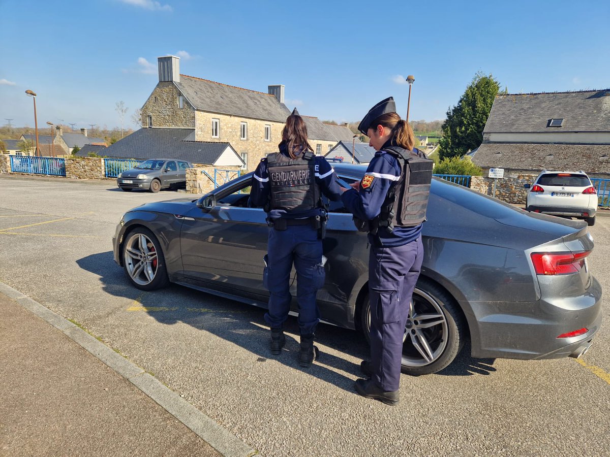 Dans les petits villages pittoresques du Cotentin,  vous pouvez aussi croiser des gendarmes ! La <a href="/Gendarmerie_050/">Gendarmerie de la Manche</a>  vous souhaite un bon week-end. Soyez prudents ! #NotreEngagementVotreSecurite