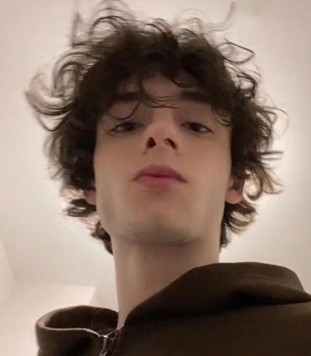 cadenlane's tweet photo. Bonjour, soy Caden y estás viendo Disney Channel. Para continuar con la programación tienes que dar rt y fav, soy un rol nuevo, Italiano, me gusta jugar damas. Amiguen conmigo y les doy café. https://t.co/U0iwVSvwzR