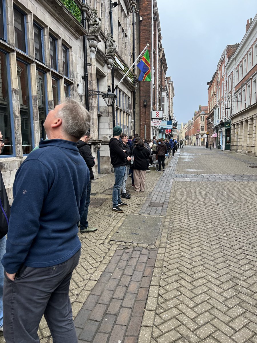 TimRideout1's tweet photo. The record store day queue stretches #recordstoreday2023 #backtomono https://t.co/hqOOrT0EiB