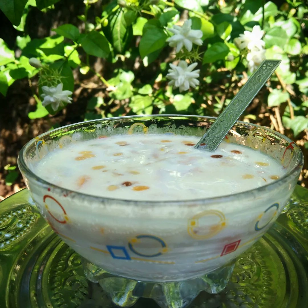 Rubyshaikh94's tweet photo. Food tastes better when you eat it with family.❤️🌙
#sweetsofindia #shirkurma #Eidalfitr #festive #sweets #ramzaneid #EidUlFitr #EidMubarak #shirkurma #sweets #foodlover #Foodies https://t.co/iCphczz2ce