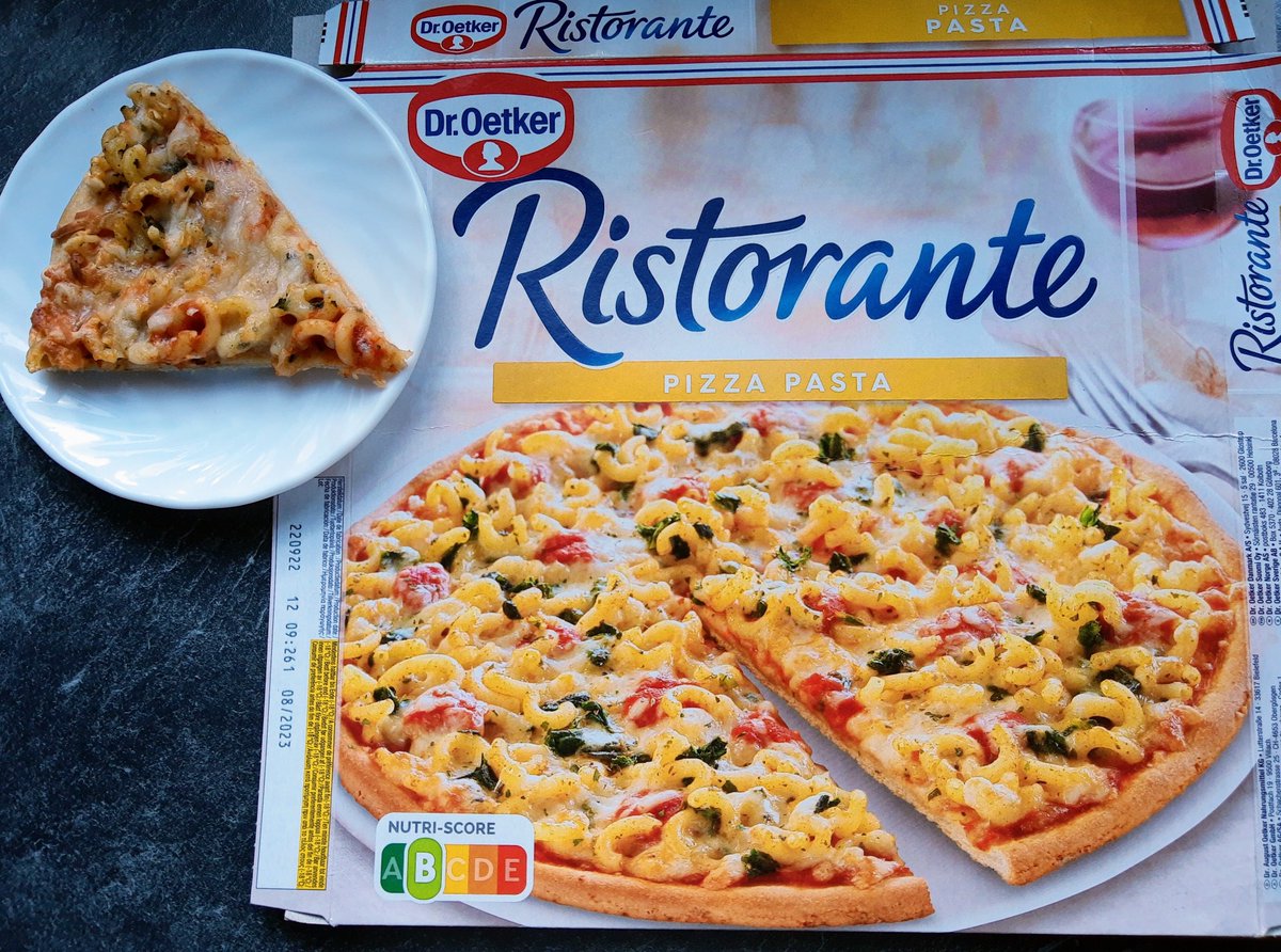 炭水化物♥大好き、でもリスク多いアラカン世代に糖質制限は大きなチャレンジ。なのに、ピザパスタなんて誘惑的ジャンク冷凍食品です。トマトソースのマカロニが乗ってるだけの🍕ピザ😅マカロニサラダおかずにご飯食べる感じですかね。#冷凍ピザ #ドイツ生活 #ジャンクフード #DrOetker #PizzaPasta