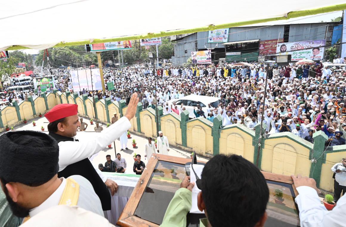 yadavakhilesh's tweet photo. गले मिलने की सीख मुबारक… ईद मुबारक! https://t.co/QGvp8DU3k2