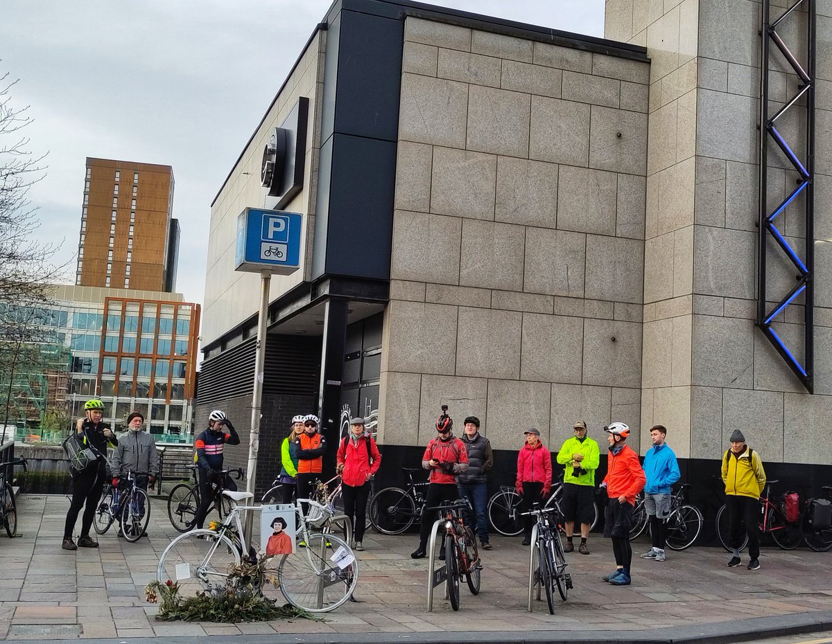 The Glasgow feeder ride, dedicated to the memory of Emma, has set off after pausing briefly at her white bike. ♥️ #Pop23