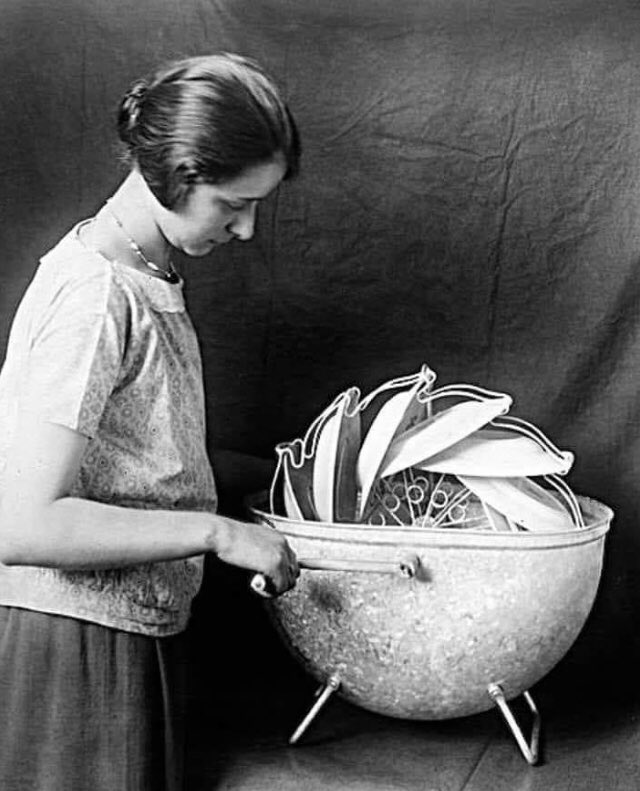 A Washing Dish Machine, 1929.
#oldphotography