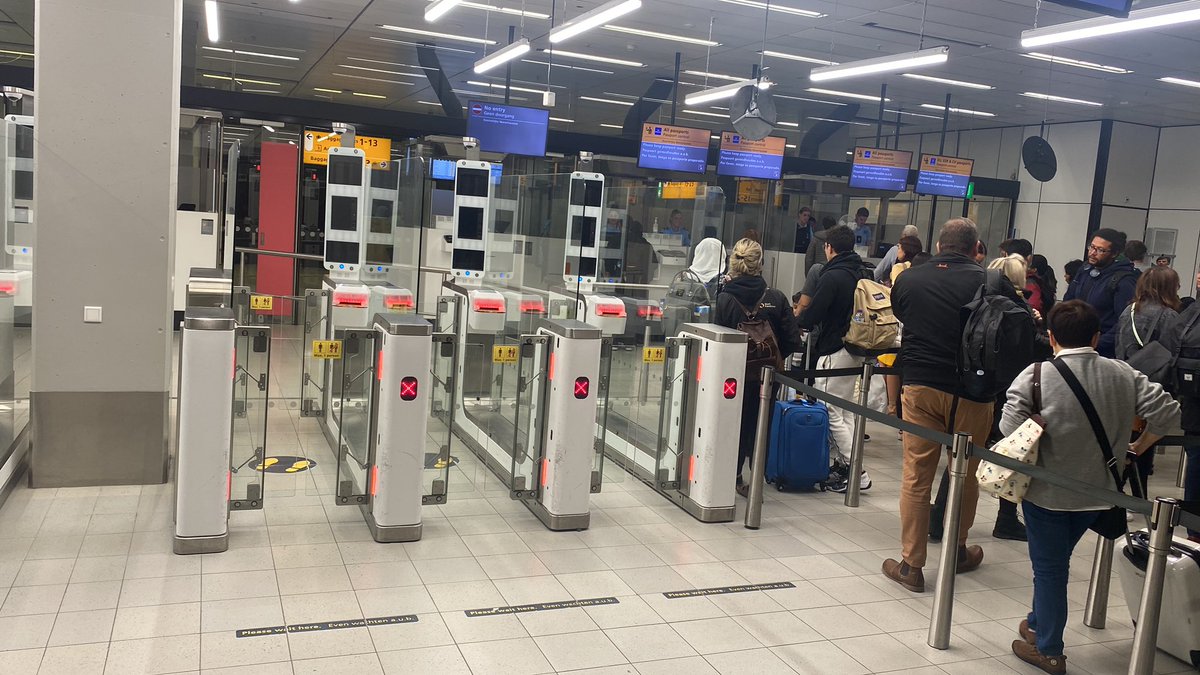 mjvdwiel's tweet photo. Enorme rij paspoortcontrole @Schiphol, automatische poortjes dicht en dan 2 van de 4 balies sluiten, zodat de rij nog langer wordt. Personeelsprobleem Marechaussee? https://t.co/1kq15WJ2YF