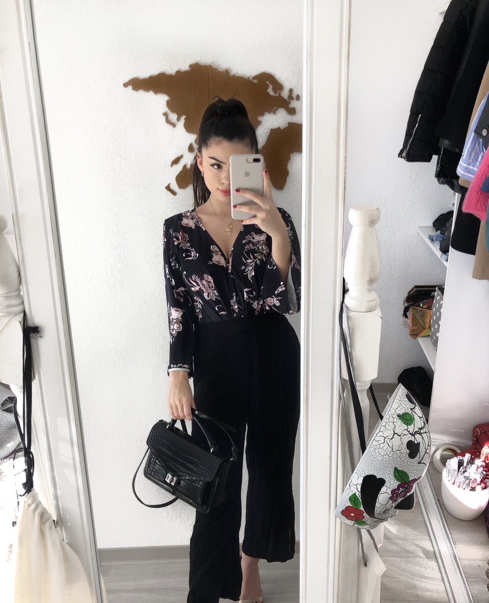 MelinaBB33's tweet photo. Coucou 🙈 Je suis nouvelle venez privée 🫶
Tenue du jour combien sur 10?😁 https://t.co/tCp71EBe04