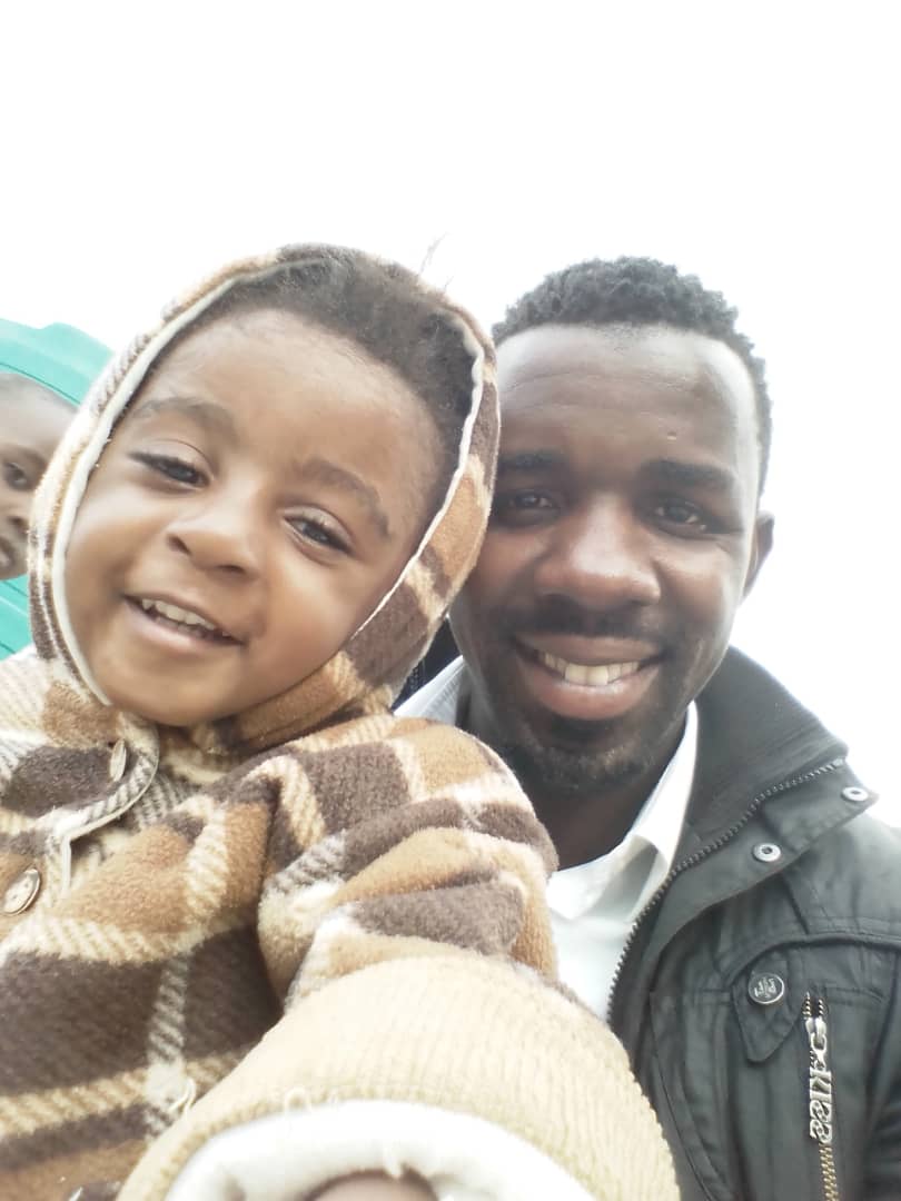 PempheroMphande's tweet photo. This is baby Paisleigh Maliro and her dad Horice. She is 3 and suffering from Tetralogy of Fallot, a heart condition that reduces oxygen supply to the body. As such there is stunted growth, difficulty in breathing and the baby faints oftenly. She needs a surgery in S.Korea. https://t.co/OBdwC5ZnAC