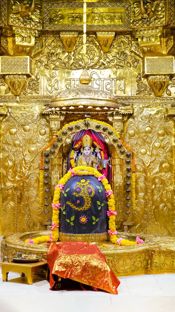 Somnath_Temple's tweet photo. श्री सोमनाथ महादेव मंदिर,
प्रथम ज्योतिर्लिंग - गुजरात (सौराष्ट्र)
दिनांकः 22 अप्रैल 2023, वैशाख शुक्ल तृतीया - शनिवार
मध्याह्न शृंगार
04232041 
#somnath
#somnathtemple
#shree_somnath_trust
#Somnath_Vastra_Prasad
#Somnath_Temple_Official_Channel
#Pratham_Jyotirling https://t.co/SFD2b3geLS