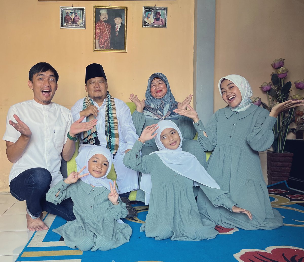 ferdiramdan's tweet photo. Selamat berlebaran bersama keluarga, mohon maaf lahir dan bathin, semoga allah menjadikan kita termasuk orang yg kembali (fitrah) aamiin 🤲🏻 https://t.co/Lv2AR7AiBp