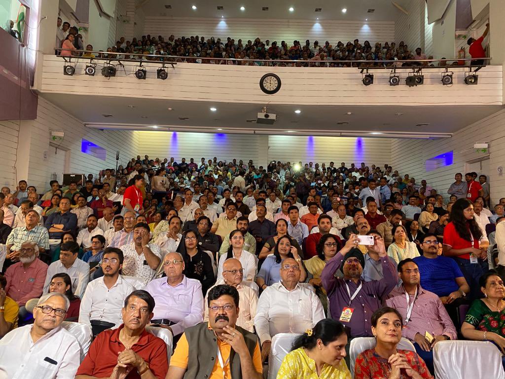 indiatvnews's tweet photo. Madhya Pradesh: भास्कर उत्सव के लिए इंदौर पहुंचे इंडिया टीवी के चेयरमैन एवं एडिटर-इन-चीफ रजत शर्मा इंदौर में हुआ भव्य स्वागत  

#BhaskarUtsav  #Indore @RajatSharmaLive https://t.co/YlZR2BLY8l